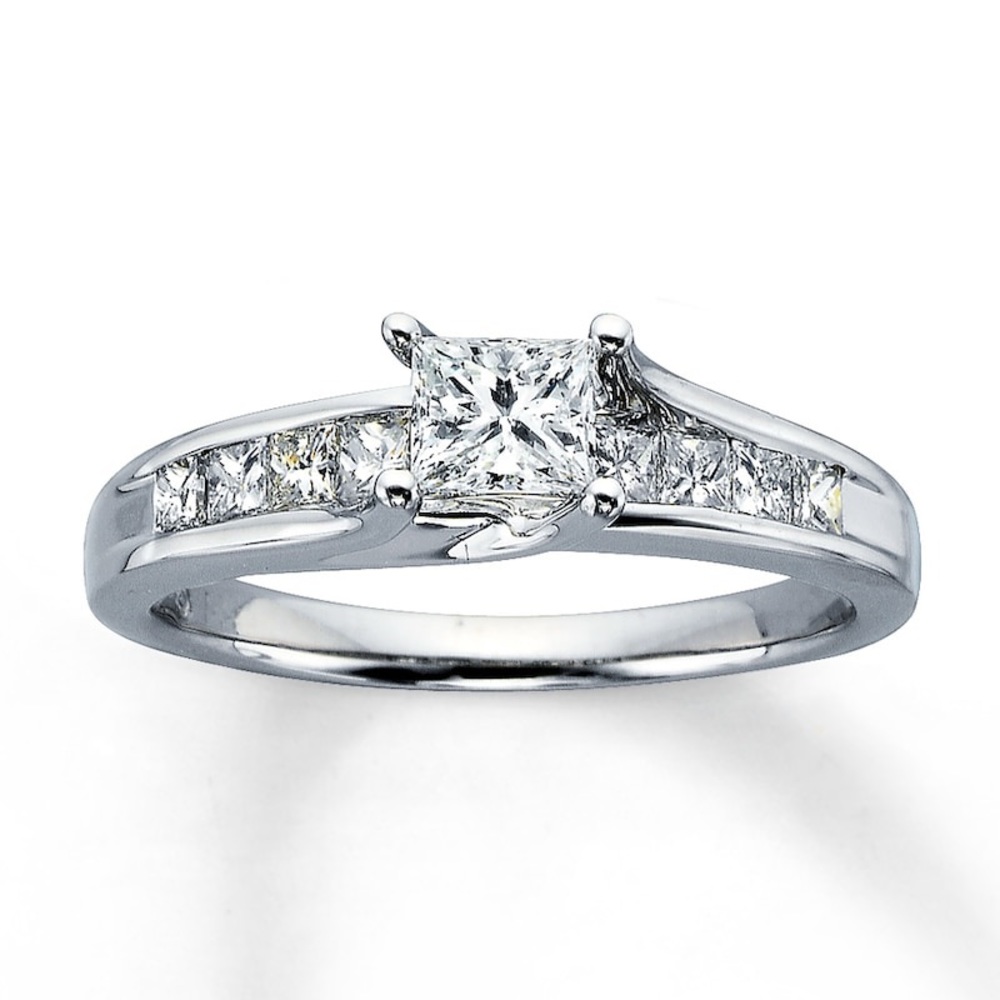 Princess cut diamond engagement ring